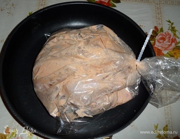 Завязываем пакет. Делаем 3–4 прокола в верхней части пакета. Помещаем противень с курицей в пакете в разогретую духовку.