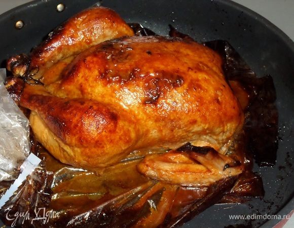 Увеличиваем температуру запекания до 200°С. Продолжаем запекать курочку еще 30 минут. Каждые 5–7 минут вынимаем птицу из духовки и поливаем выделяющимися соками.