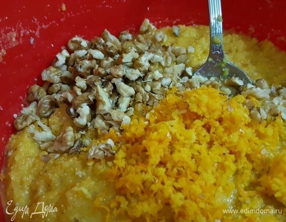 Добавляем соль, перец и перемешиваем. Вливаем горячую воду, почти кипяток и перемешиваем. Смесь должна получиться не слишком жидкая, как каша. Добавляем орехи, клюкву, цедру апельсина и перемешиваем.