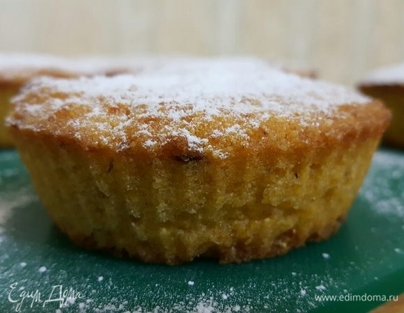 Проверяем деревянной палочкой готовность. Вытаскиваем из формочек кексы и теперь можно их украсить сахарной пудрой. Приятного чаепития!