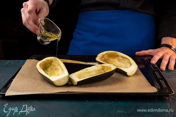 Тщательно обсушите баклажаны, смажьте оливковым маслом и запеките в духовке при 180°C в течение 20–30 минут.