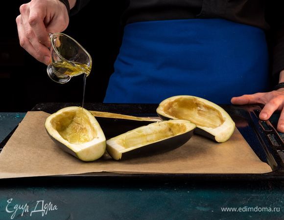 Тщательно обсушите баклажаны, смажьте оливковым маслом и запеките в духовке при 180°C в течение 20–30 минут.