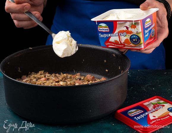 Добавьте творожный сыр Hochland «Для кулинарии», соль и специи, хорошо перемешайте.