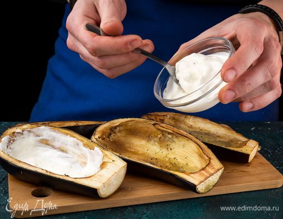 «Лодочки» из баклажанов смажьте сметаной.