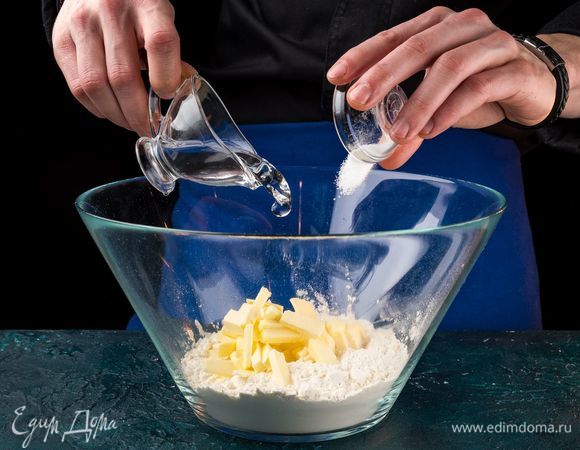 Разотрите в крошку муку и сливочное масло. Добавьте воду с солью, замесите эластичное тесто.