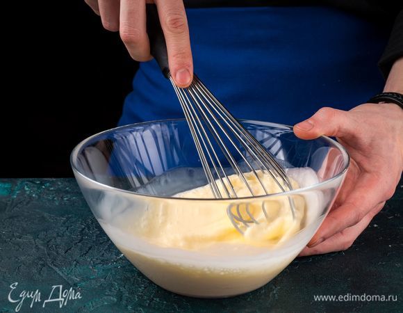 Взбейте венчиком яйца со сливками в глубокой миске.
