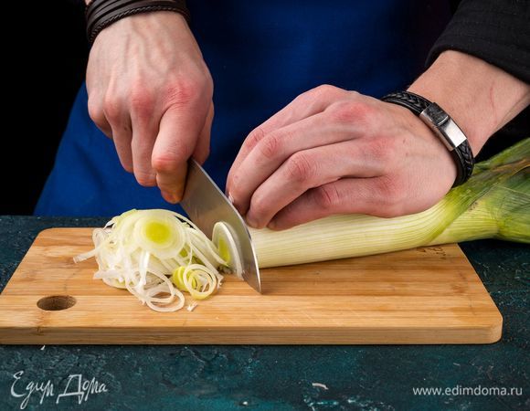 Порубите кружками лук-порей.
