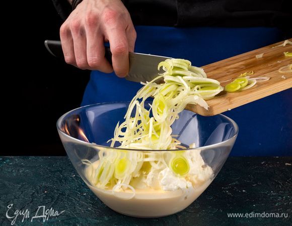 Смешайте с сырной начинкой.