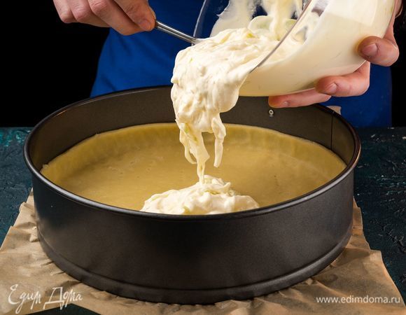 Заполните начинкой охлажденную основу из теста.