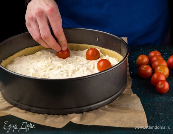 Слегка утопите в ней томаты черри целиком на расстоянии 2–3 см друг от друга.