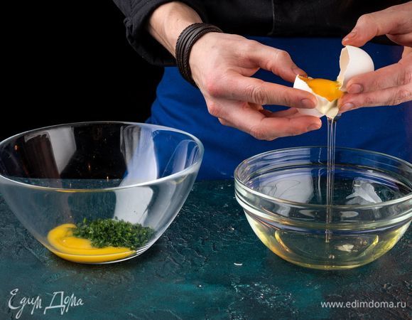 Зелень измельчите, отделите яичные желтки от белков. Желтки соедините с зеленью, перемешайте.