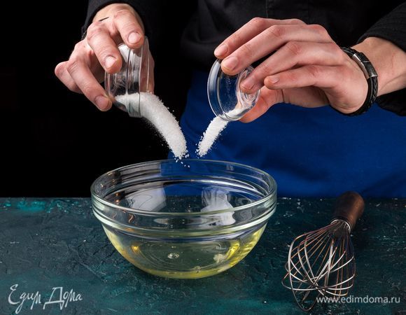 Белки с солью и сахаром взбейте до устойчивой массы.