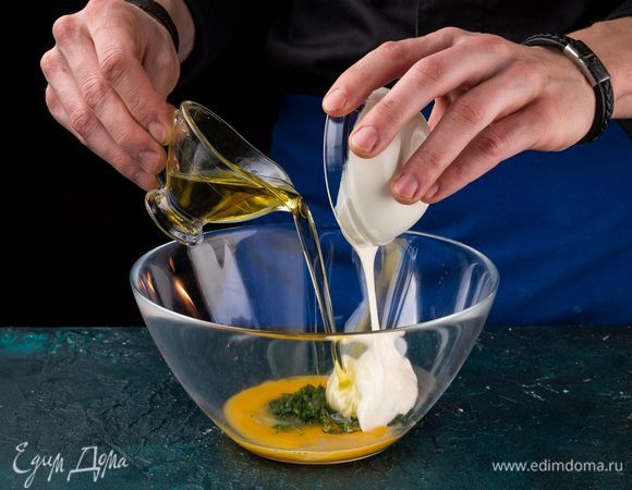 В смесь из яиц и зелени добавьте сметану и растительное масло, взбейте до однородности.