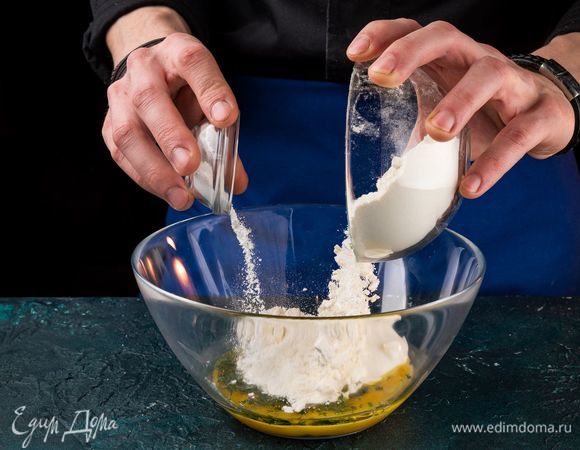 В полученную смесь добавьте просеянную пшеничную муку и разрыхлитель теста, перемешайте, чтобы не осталось комков.