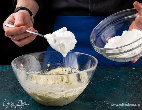 Введите взбитые белки, аккуратно перемешивая содержимое до консистенции теста для оладий. 