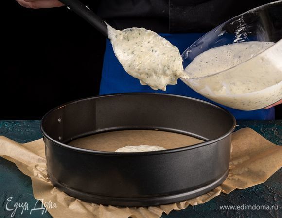 Форму для выпекания смажьте маслом или используйте пергамент. Перелейте тесто в форму и разровняйте. Духовку разогрейте заранее. Выпекайте корж 15 минут при температуре 180°С. Дайте ему остыть. 