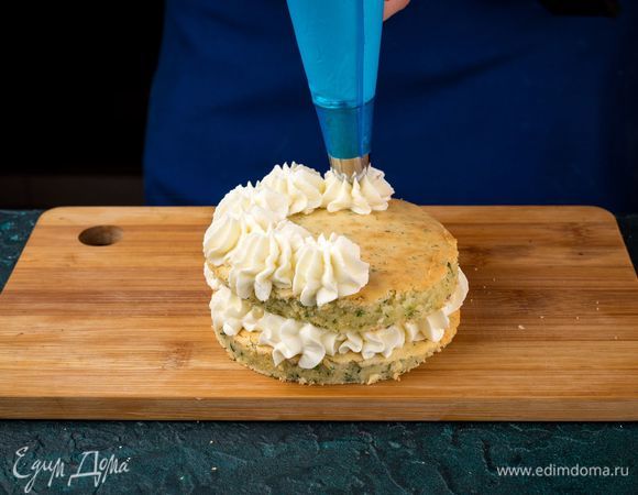 Одну из  половинок смажьте творожной начинкой. Соедините коржи, так, чтобы они склеились благодаря начинке. Верхний корж смажьте начинкой и поместите пирожное в холодильник на пару часов, чтобы оно пропиталось.