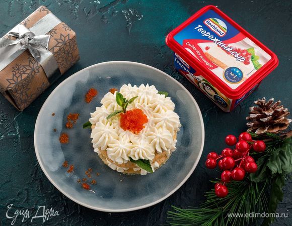 Достаньте закуску, украсьте ее сырной начинкой, красной икрой и веточками зелени. Приятного аппетита!