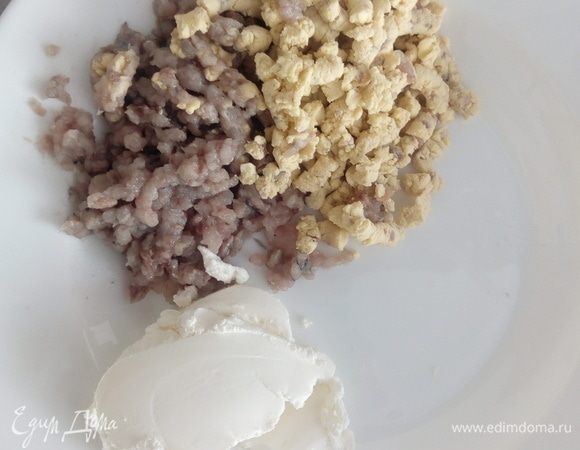 Сельдь и яичные желтки дважды пропустить через мясорубку. Добавить творожный сыр.