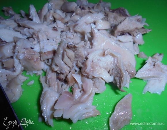Отварить куриное бедрышко в подсоленной воде до готовности, снять кожу, нарезать на мелкие кусочки.