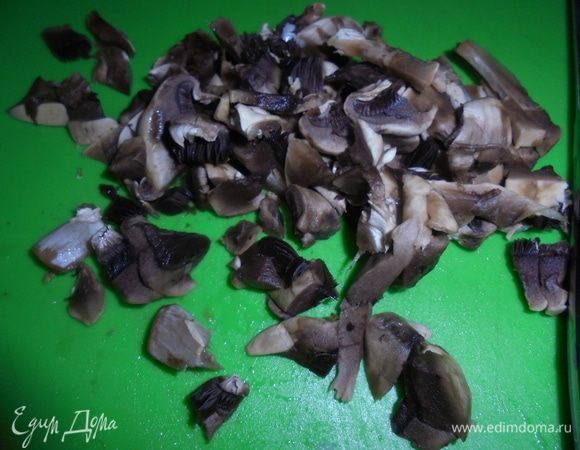 Шампиньоны нарезать мелко.