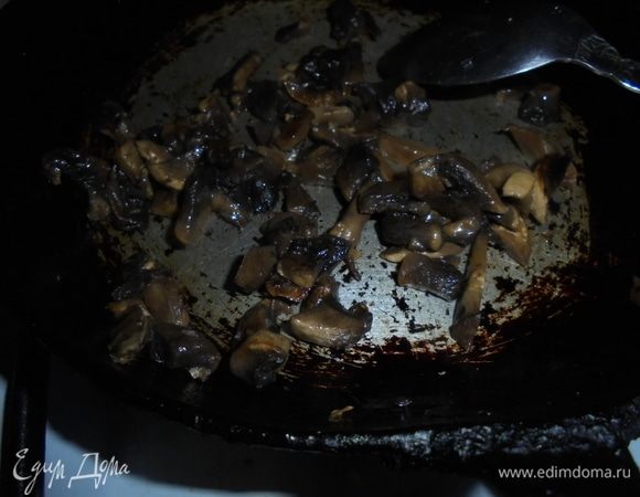 Обжарить шампиньоны на растительном масле до готовности, посолить и поперчить по вкусу.