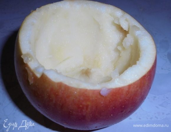 У яблок срезать верхушку, острым ножом очистить от сердцевины, чтобы не повредить стенки. Мякоть яблока нарезать мелкими кубиками для салата.