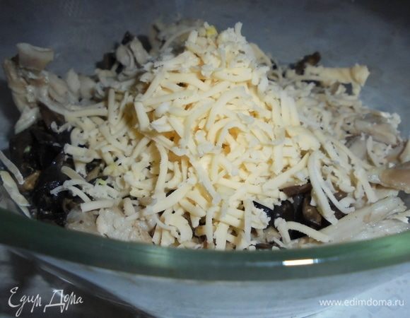 В миску выложить обжаренные грибы, курицу, нарезанные яблоки, натереть на мелкой терке сыр.