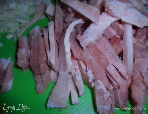 Свинину нарезать тонкими длинными полосками.