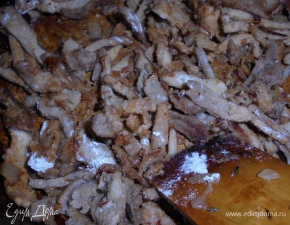 На оливковом масле обжарить лук с чесноком, добавить свинину, тимьян, посолить и жарить в течение 5 минут на достаточно сильном огне. Влить вино, тушить до выпаривания вина, затем добавить муку, перемешать. Добавить лимонную цедру.