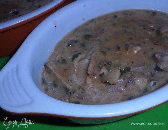 Снять с огня, добавить сметану и нарезанный шпинат, разлить по двум порционным формочкам.