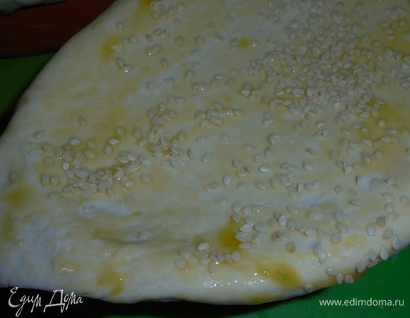 Раскатать слоеное тесто, накрыть слоеным тестом формочки, излишки теста срезать, тесто плотно прижать к формочкам. Смазать взбитым желтком и посыпать кунжутом.