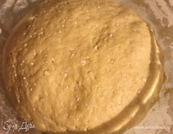 Замесить тесто. Оно получается мягкое и эластичное, к рукам не липнет. Тесто завернуть в пленку и оставить на 1 час в холодильнике.