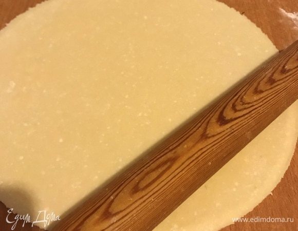 Разделить тесто на 3 части. Каждую часть раскатать не очень тонко. При помощи тарелки вырезать круг.