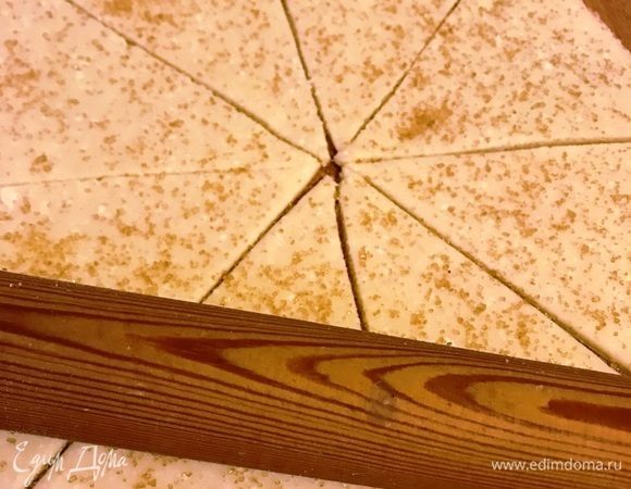 Посыпать  сахаром (у меня коричневый) и слегка вдавить его при помощи скалки.