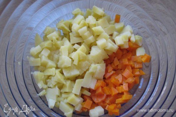 Отварить овощи, очистить, нарезать кубиком картофель и морковь.