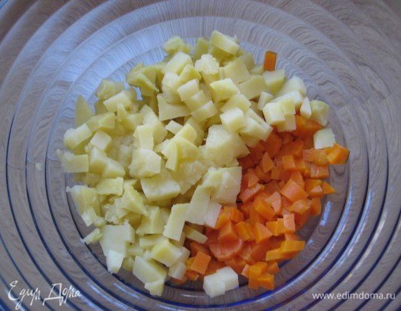 Отварить овощи, очистить, нарезать кубиком картофель и морковь.