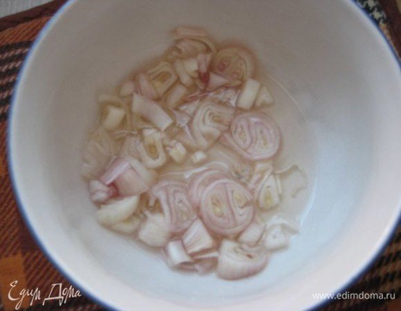 Лук-шалот мелко нарезать, замариновать в белом винном уксусе, затем уксус слить. Добавить в салат.