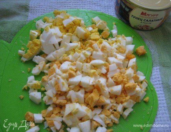 Яйца отварить, нарезать, добавить в салат.