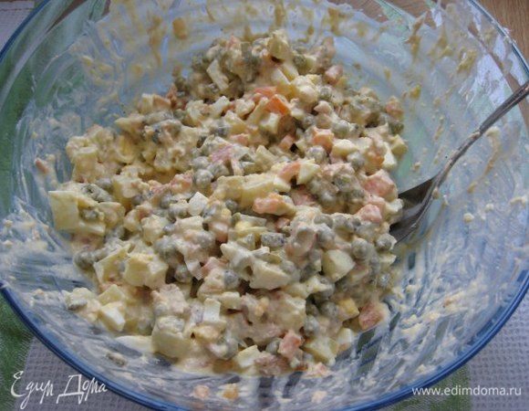 Приготовить соус: смешать майонез, йогурт натуральный или греческий, неострую горчицу, заправить салат. Посолить, поперчить по вкусу.