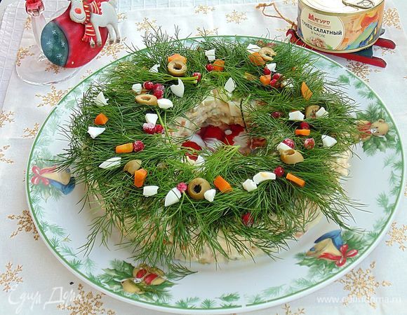 Украсить салат сверху укропом, кусочками овощей, колечками оливок, ягодами брусники.
Приятного аппетита!