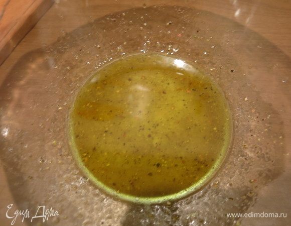 Для маринада соединяем масло, рыбный соус, соль и перец.