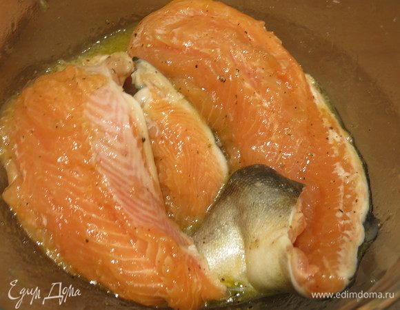 Помещаем рыбу в маринад на 40–60 минут.