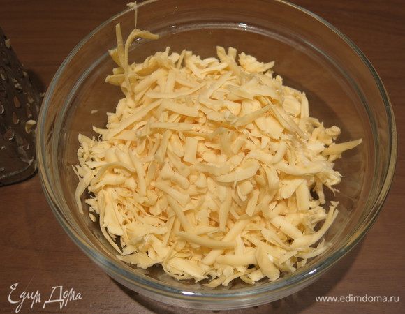 Натираем сыр (на фото двойная норма начинки).