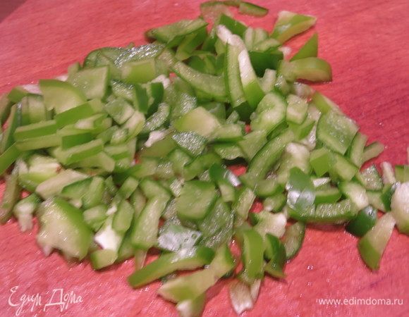 Нарезаем мелко перец сладкий. На одну порцию — 0,5 шт.