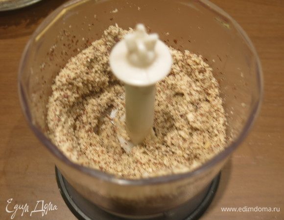 Измельчаем орехи. Рекомендую использовать процессор.
