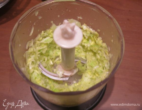 Мелко измельчаем порей.