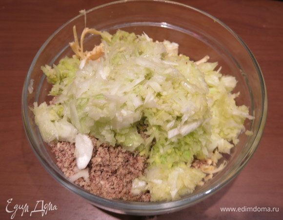 Соединяем компоненты фарша — сыр, порей, орехи, масло.