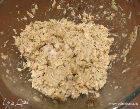 Вымешиваем, солим, перчим.