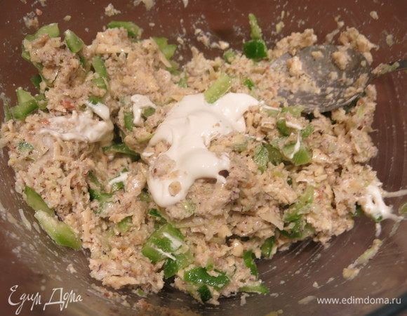 Добавляем перец сладкий. Этот компонент факультативен, зимой не всегда есть качественный и доступный сладкий перец. Можно поиграть со вкусами и добавить яблоко. Смягчаем начинку, кладем сливки.